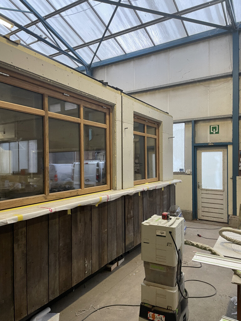De bar in de werkplaats, met de houten kozijnen afgeplakt